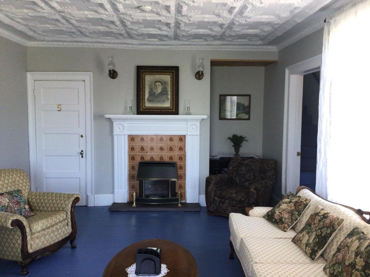 Отель Bishop White Manor Тринити Экстерьер фото