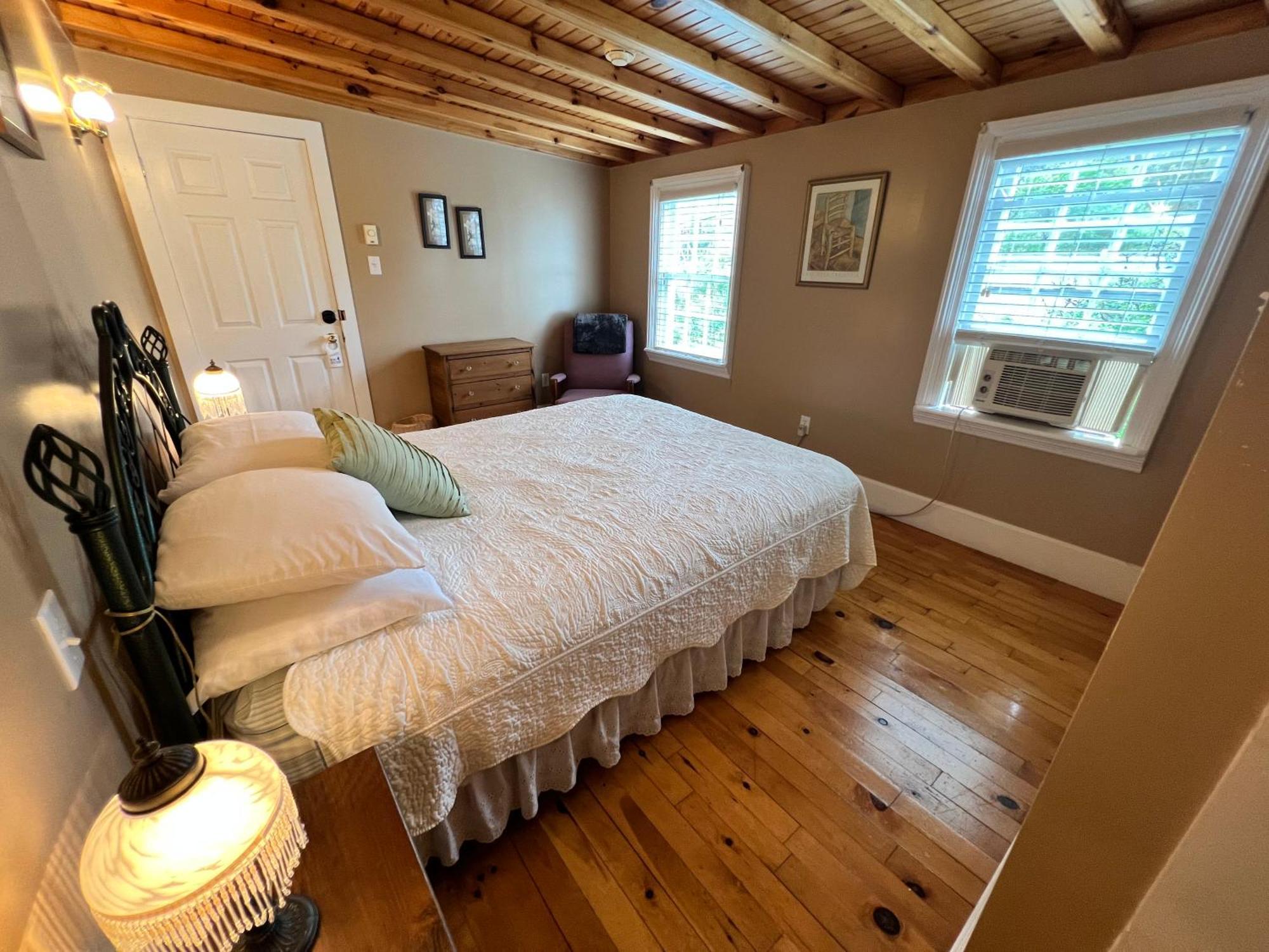 Отель Bishop White Manor Тринити Экстерьер фото