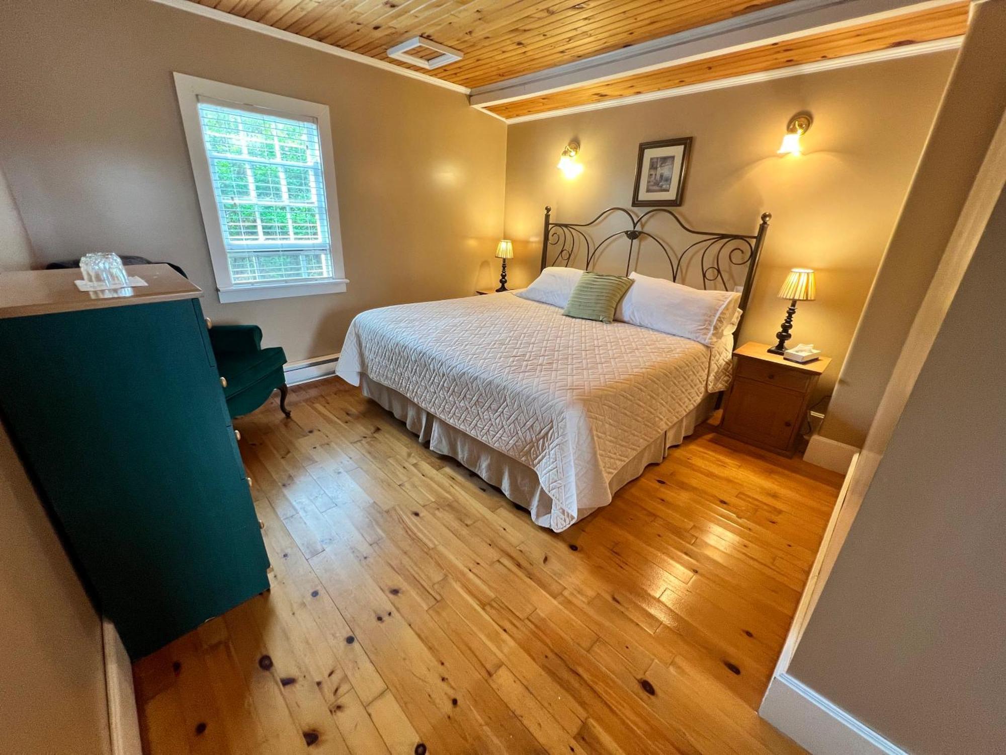 Отель Bishop White Manor Тринити Экстерьер фото